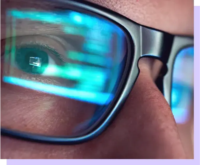 Reflexo em óculos de uma pessoa de uma tela de computador